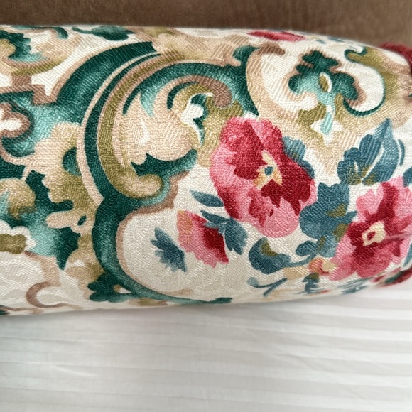 Two decorative floral accents throw pillows - Picture 6 of 11